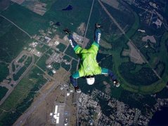 会玩!76000米高空不背降落伞跳 他将惊天一跃 会玩!76000米高空不背降落伞跳 他将惊天一跃